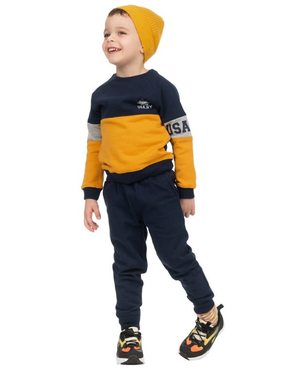 Fleece jogging suit with soft fluffy finish to the inside